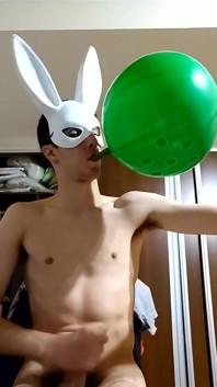 Bunny Looner wysadza duże balony podczas szarpania się na streamie