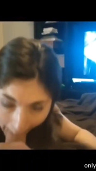 Amateur vrouw zuigt pik en eet sperma terwijl ze naar haar eigengemaakte anale porno kijkt