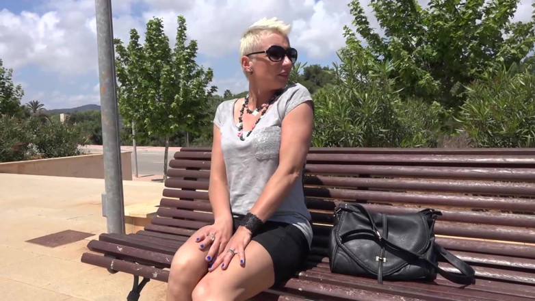 Nikky Thorne's Teen Club: Blonde babe met kort haar geniet van pissen buitenshuis