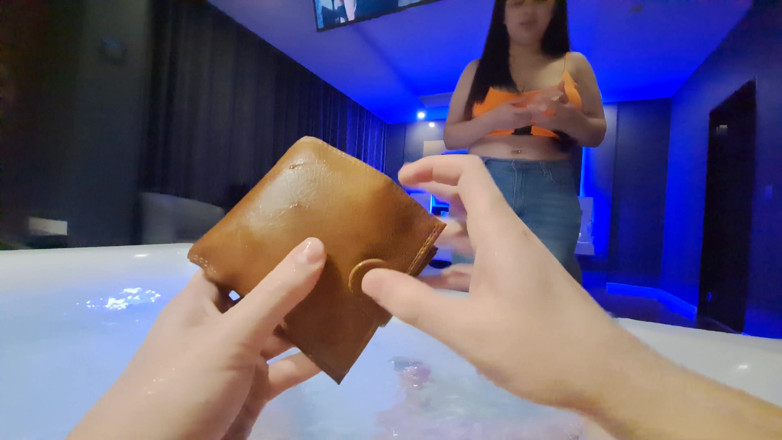 Miss Squirting: Người giúp việc nhà nghỉ chịch trong bể sục