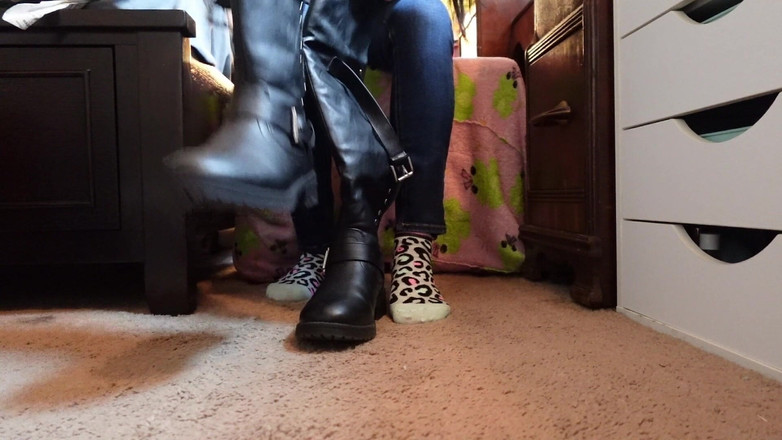 Raven Willow: Botas de couro e pés suados