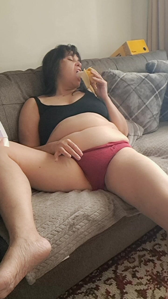 Mommy big hairy pussy: 熟女撸撸香蕉和 mukbang