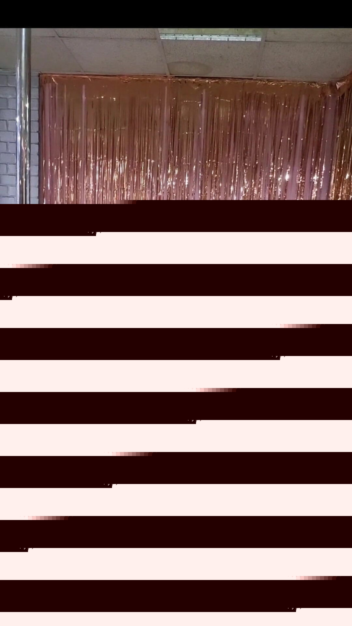 Bunny Royle: ポールスタジオでモビリティ補助具でダンスをいじって遊ぶ