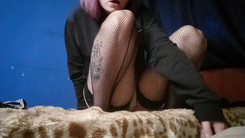 Miss_Kaprizzz19: V punčochách masturbuji svou kundičku přes kalhotky, čichám k mým špinavým kalhotkám...