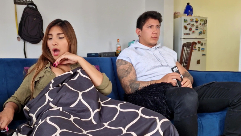 Richie Summer: Milf cachonda esconde su máquina sexual debajo de las cubiertas ¡Y...