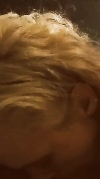 Seksowna blondynka milf zostaje zerżnięta w twarz