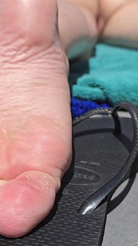 Sottomessa nuda (a piedi nudi)