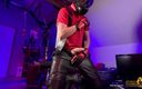 Devil and Hellfire: Un mec en cuir avec un masque à gaz se branle...