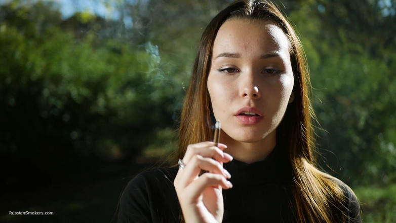 Russian Smokers: 밖에서 담배를 피우는 달콤한 관능적인 러시아 소녀