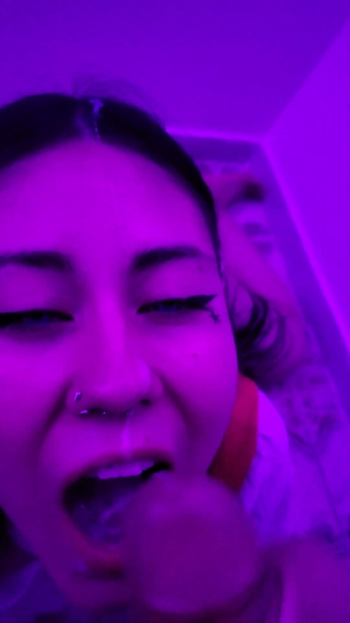 DherlyDoll: 맛있는 딥쓰롯 오럴과 입에 단정치 못한 사정을 주는 아름다운 여학생 Dherlydoll!