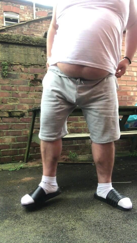 B A Bear: Fat Dad Smoking &amp; Wanking in the Alley
