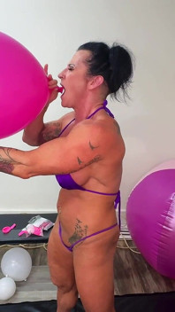 Dea che fa scoppiare il palloncino kandy