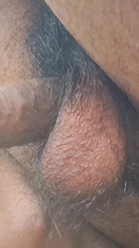 정글에서 큰 자지로 오줌 싸는 핫한 인도 소년.