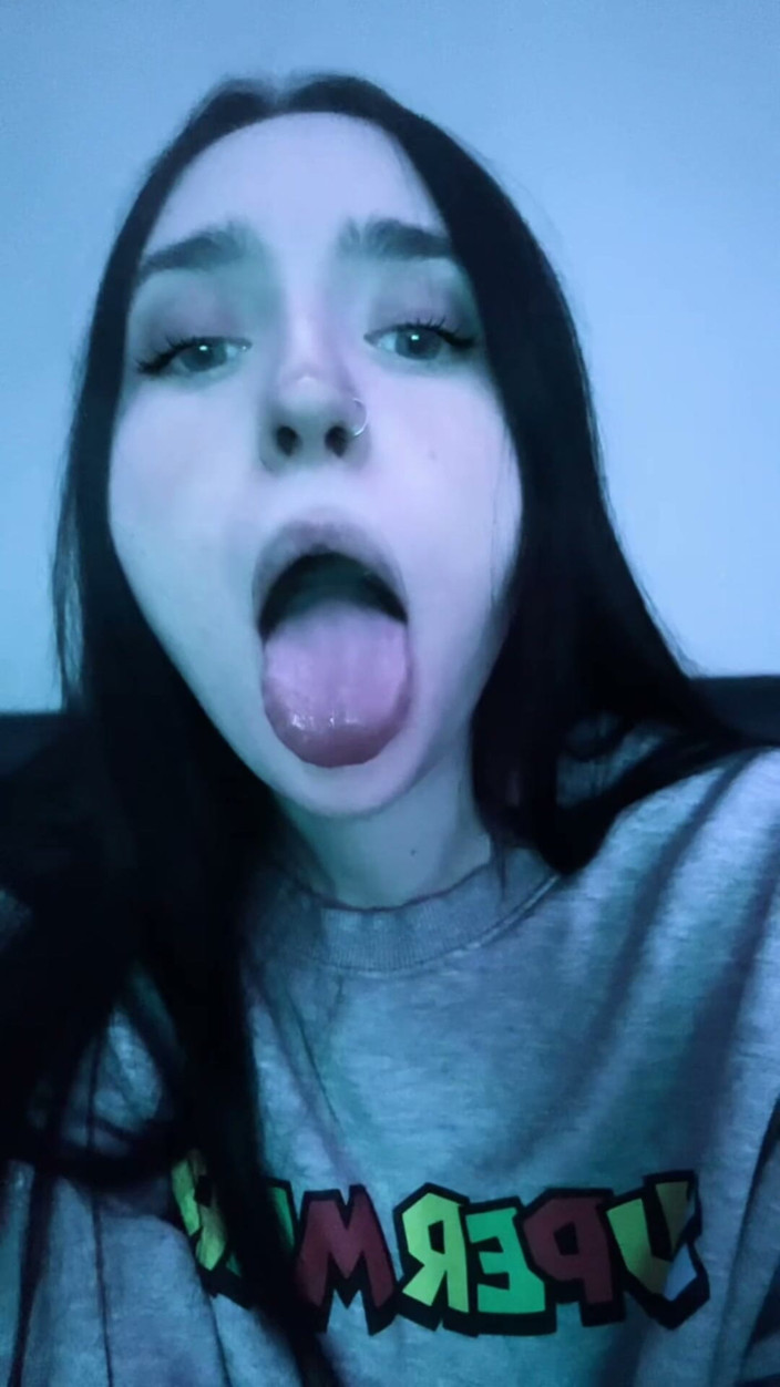 Joyliii: Joyliii lượn ra trước gương.