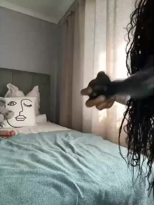 Legendary Booty Overdose: Preta gordinha esguicha se masturbando e cavalgando vibrador