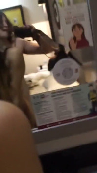 Trans přítelkyně tvrdě šukají v hotelovém pokoji skutečný pár creampie