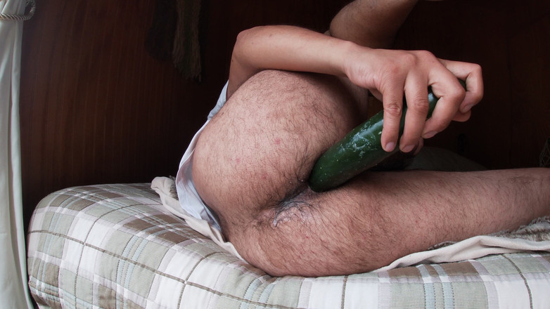 Hardnoisex: Io con piacere mentre faccio pipì nei miei pantaloncini di...