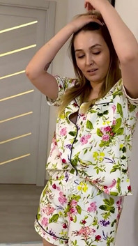 Mẹ kế không từ chối làm tình mạnh bạo với con trai riêng của mình trên giường của chồng