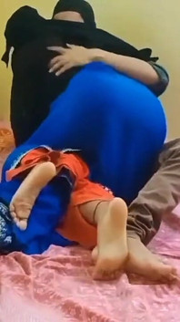 La demi-sœur a emmené son demi-frère à la maison lui tenir la main pour qu’il puisse étancher sa soif