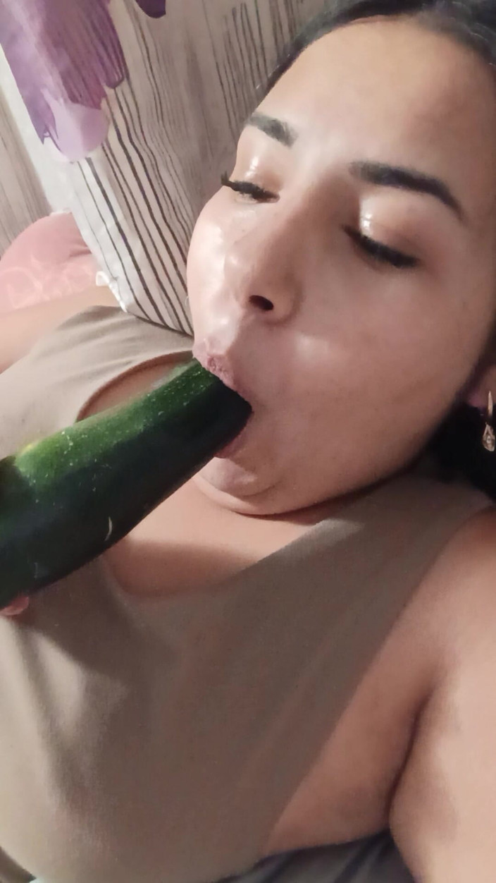 Miriamdavid97: Hotwife Suck Cukkini for Other Boy