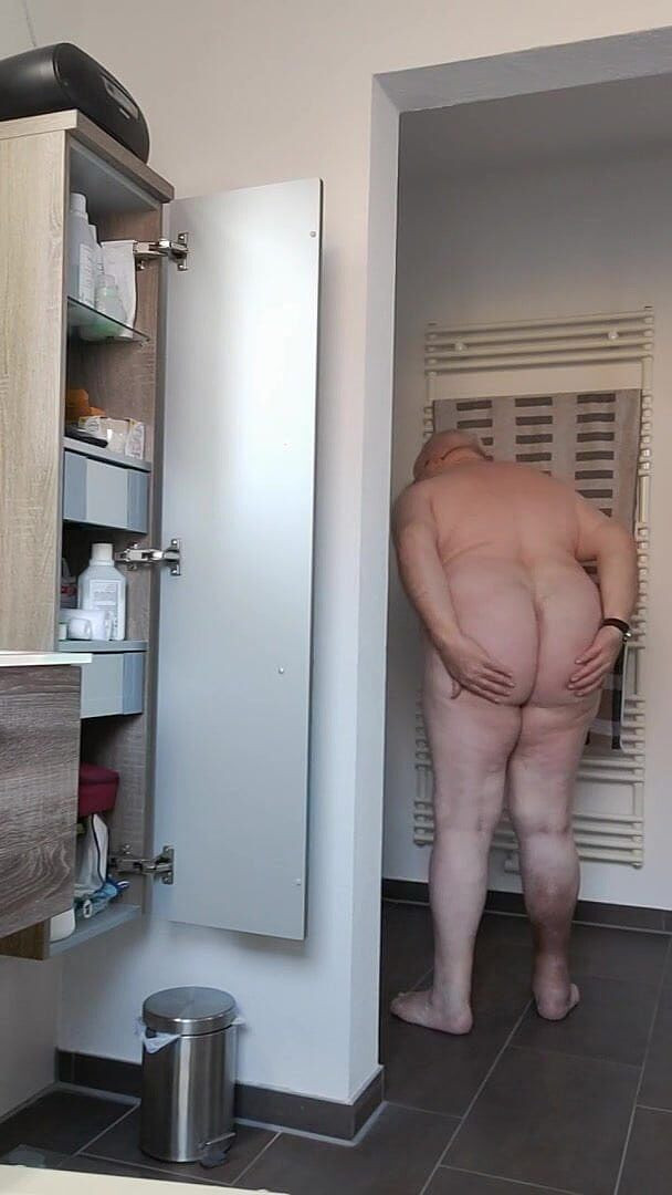 Karlchengeil: 淋浴后露出