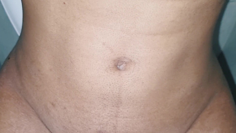 Nickey: Slabă Femboy se și se masturbează în toaletă