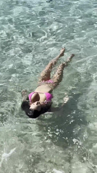 Monika Fox Nage Dans La Mer Des Caraïbes Et Pose À Poil Sur Les Récifs
