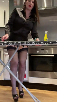 Miss grandi tette calze di nylon pulisce la tua casa guarda cosa trova! Parte 1