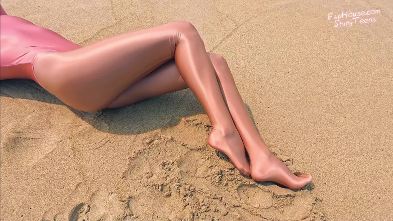 Shiny teens: 901 Pantyhose dan Leotard Spandeks Emas Berkilat di Pantai