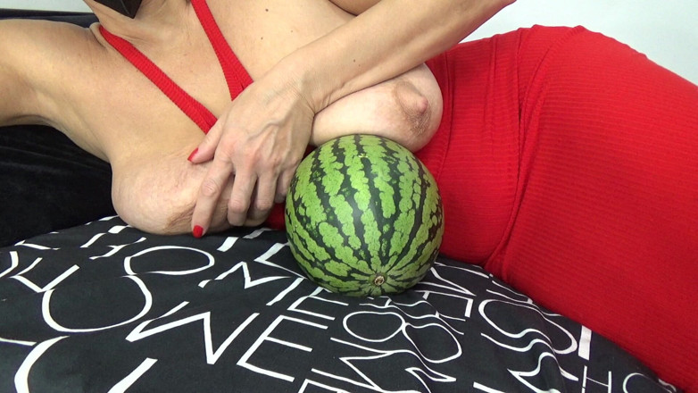 AnnaBUST: Spiele Mit Wassermelone