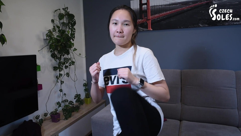 Czech Soles - foot fetish content: Asijská dívka Karate kope a POV uctívání nohou