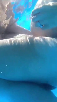 Grávida na piscina sexo jovem milf! Fazendo um show para os vizinhos