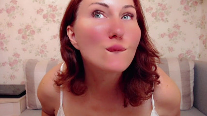 HotMissTessy: MILFis gioca con la sua figa pelosa e i suoi...