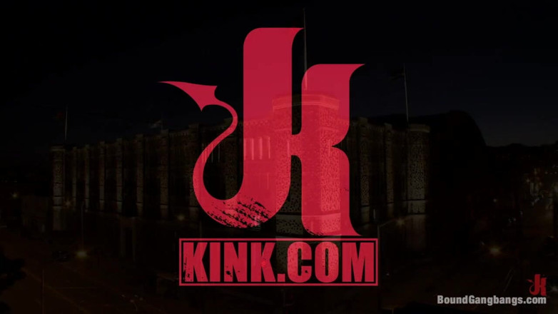 Bound Gang Bangs by Kink: Sevimli 19 yaşındaki kız için meydan okuma