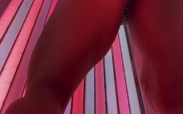 Alesyamuscledoll: Dancing for a Good Tan