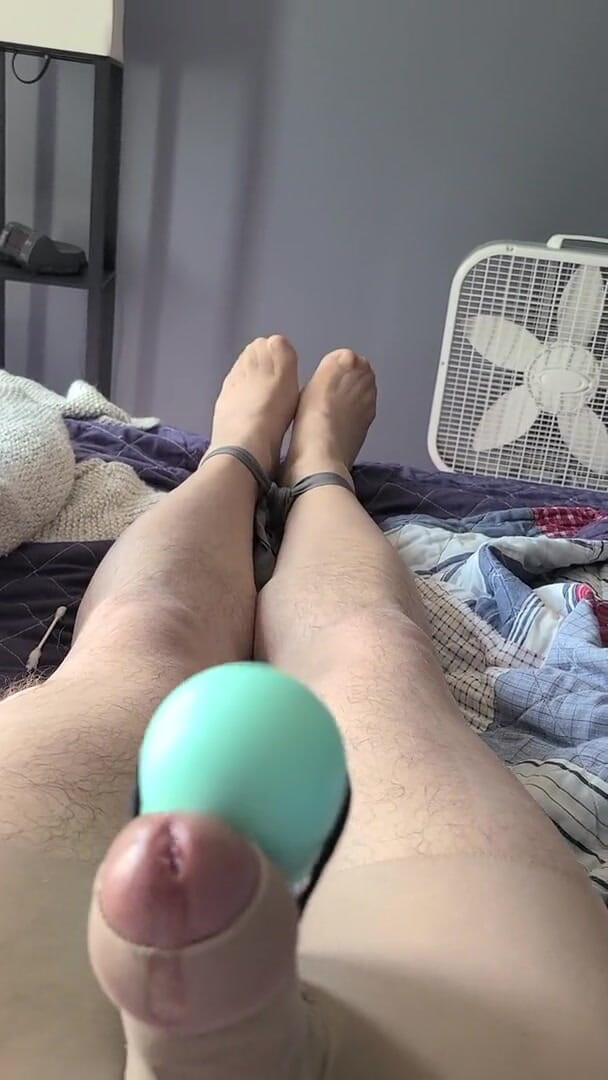 Nyronic: Hands-free cumshot in pantyhose