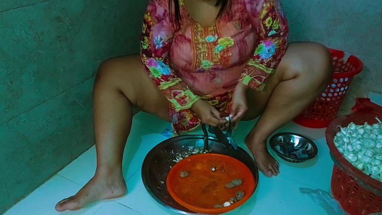 Your Boy's Cum: Desi bhabhi đạt cực khoái lớn trong nhà bếp khi tôi...