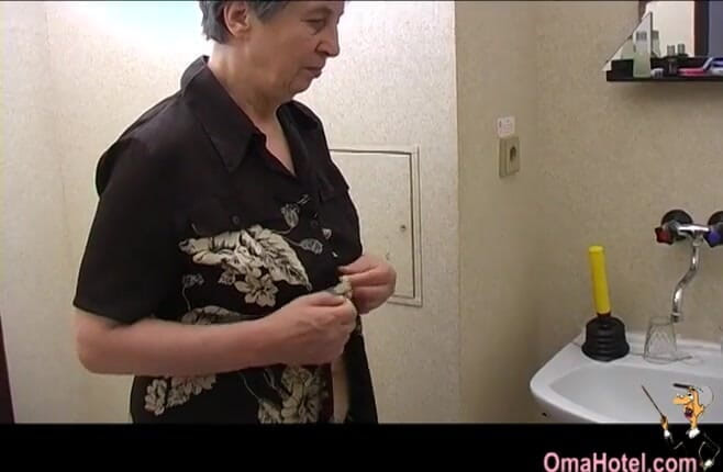 Old Nanny: 오마 호텔-Rosa, 젖은 회색 머리 할머니, 욕실 에로틱한 장면