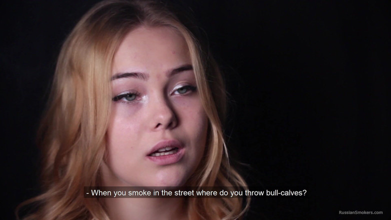 Russian Smokers: Fată rusoaică dulce care fumează țigară în natură