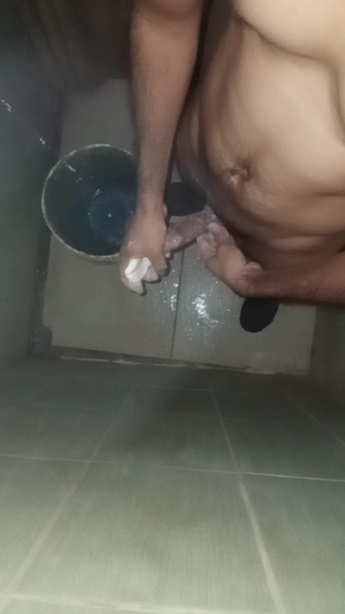 Cute boy jerks off: Chàng trai mảnh mai đi tắm để thủ dâm