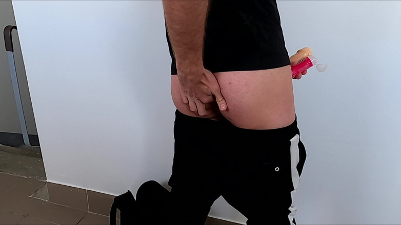 Dick Boys Studio: Lelaki itu telah melakukan hubungan seks di pintu masuk dengan...