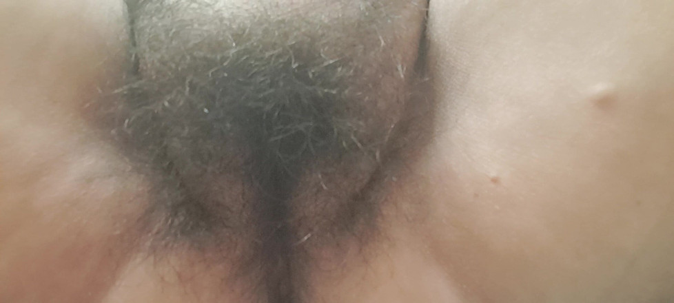 Mommy big hairy pussy: हॉट पैरों पर क्रीम डालना