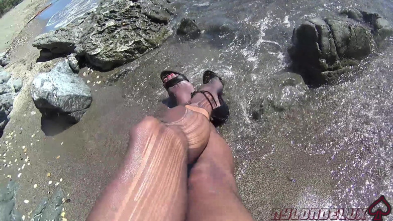 Nylondelux: Highheel e calze in spiaggia
