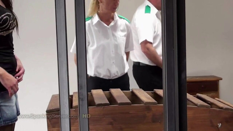 Spanking Server: Megi este biciuită în cur într-o închisoare