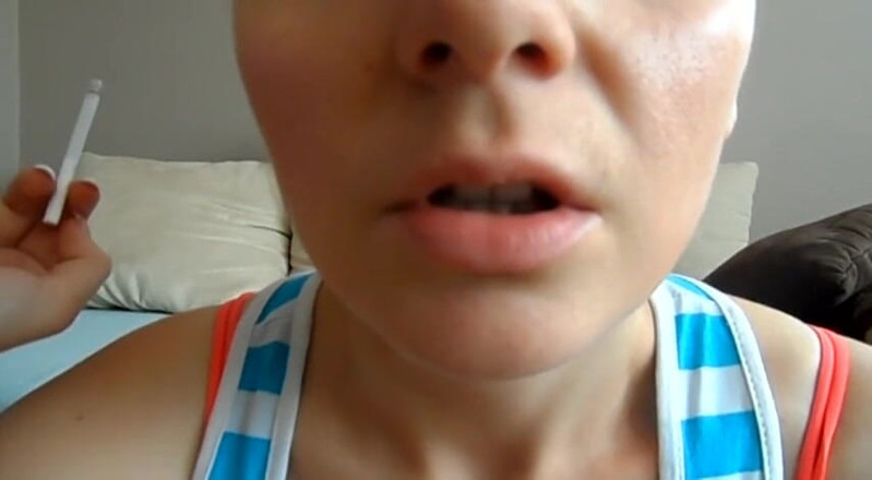 Femdom Austria: Dolce bionda che fuma una sigaretta in primo piano video