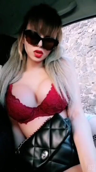 Barbietransxxxx: Ohromující tranny s velkým zadkem ukazující její sající ústa pro orální...