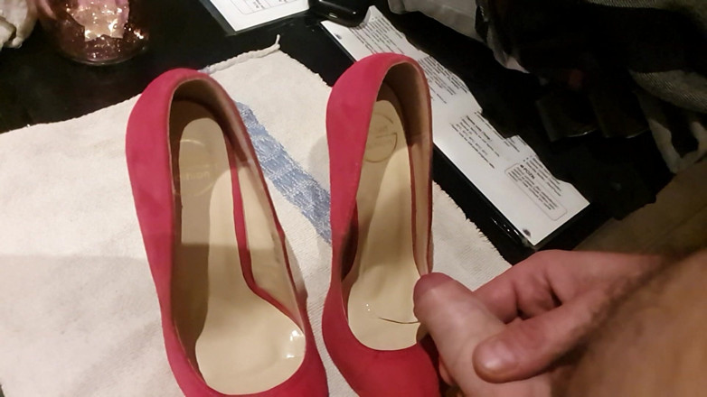 Milosbroz: Pumps lindos e sensuais da amiga da minha namorada.