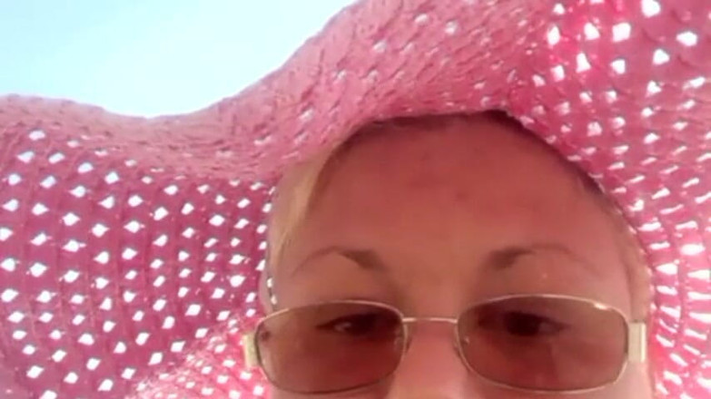 Putarankahotmilf: Jeu devant la webcam, mets-toi à poil et fait pipi sur...
