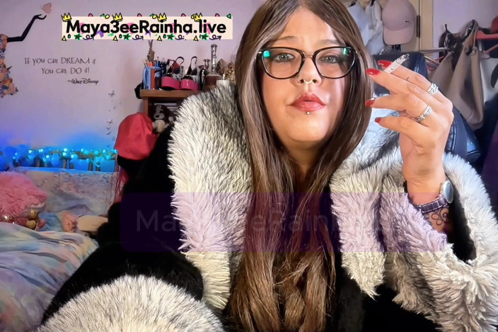 Goddess Maya3ee Rainha: Chainmoking královna v kožešinách BBW MILF zelené oči, červené nehty, rty...