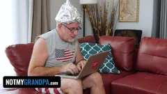 Notmygrandpa - la tetona Jackie Hoff se despierta con la lengua de su madrastra lamiendo su coño